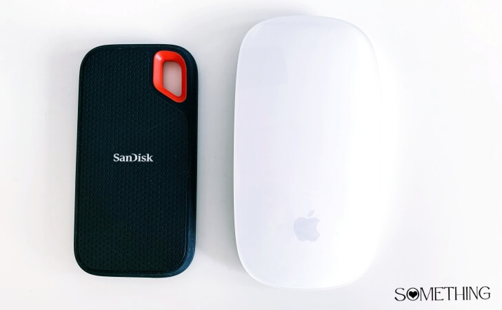 マウスと比較したSanDisk（サンディスク）のポータブルSSDの大きさ